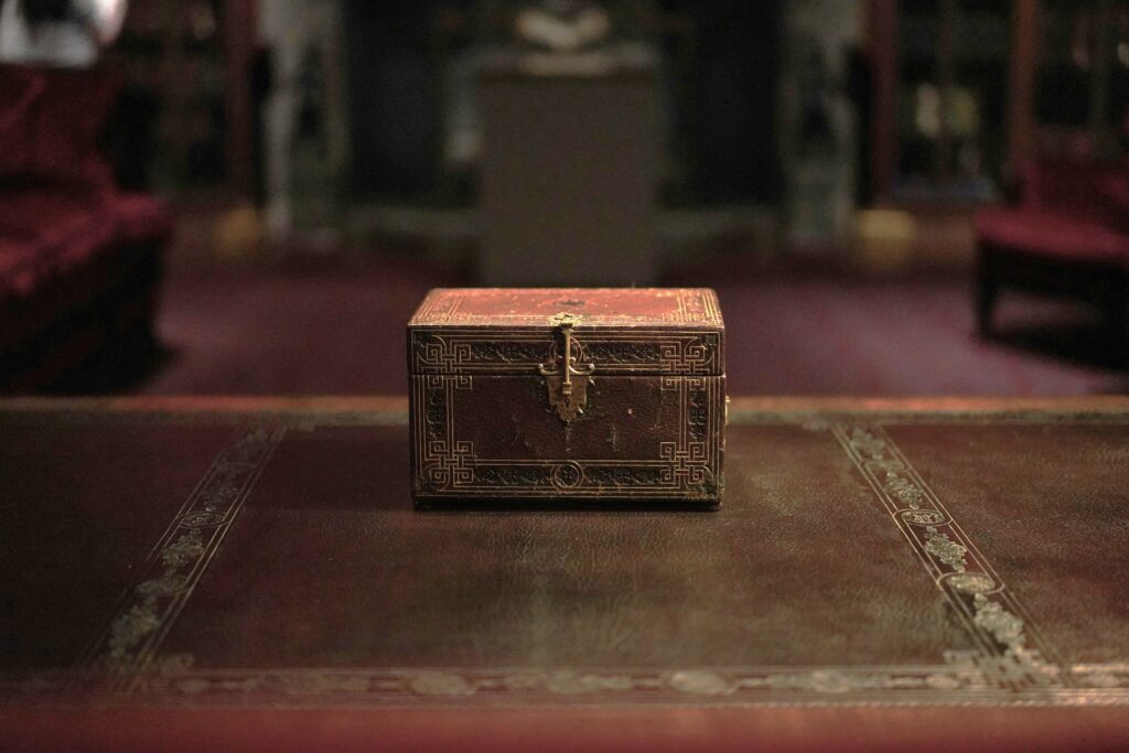 Eine kleine hölzerne Truhe stehend auf einem Tisch.